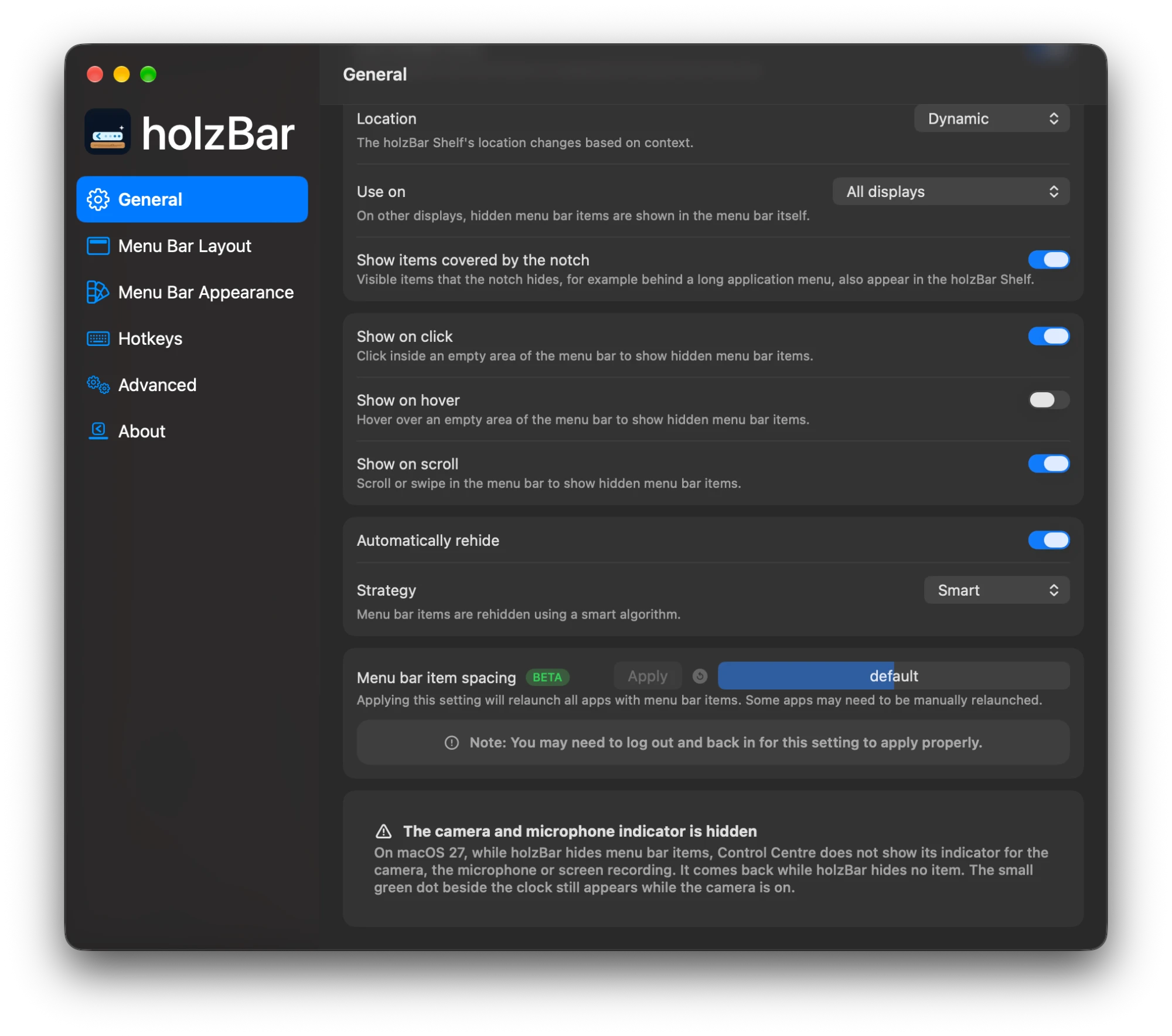 Einstellungen von holzBar, weiter unten im Bereich General: das holzBar Shelf auf allen Bildschirmen und vom Notch verdeckte Symbole, Zeigen per Klick, Hover oder Scrollen, automatisches Wiederverbergen mit der Strategie Smart, der Regler für den Abstand der Menüleisten-Symbole mit der Markierung BETA und unter macOS 27 der Hinweis, dass die Kamera- und Mikrofonanzeige verborgen ist