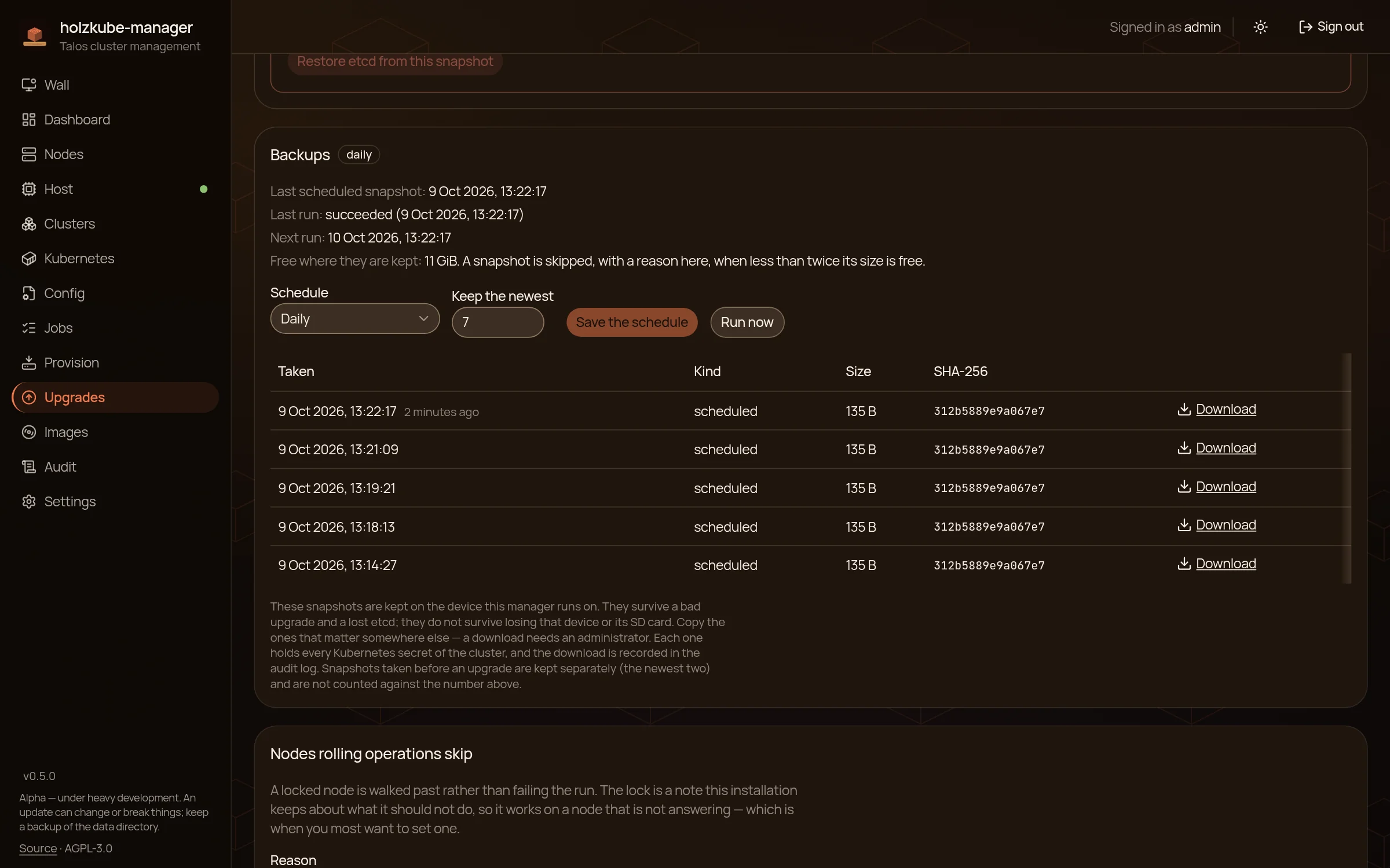 Das Panel «Backups» der Upgrades-Ansicht: Zeitplan täglich, Anzahl aufzubewahrender Snapshots, Schaltfläche «Run now» und eine Liste der Snapshots mit Zeitpunkt, Art, Grösse, SHA-256 und Download