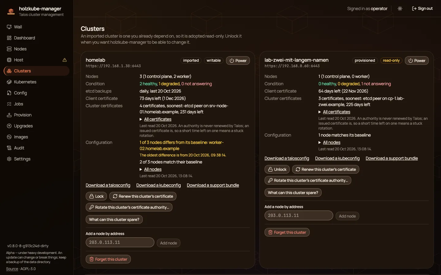 Zwei Clusterkarten mit Node-Zustand, einer Zeile zu den etcd-Backups, Restlaufzeit des Client-Zertifikats, einer Zeile «Cluster certificates» mit Zertifikaten und dem nächsten Ablauf, einer Zeile «Configuration» mit dem Abgleich der Node-Konfiguration, Download-Links und Schaltflächen für Sperre und Zertifikatsrotation