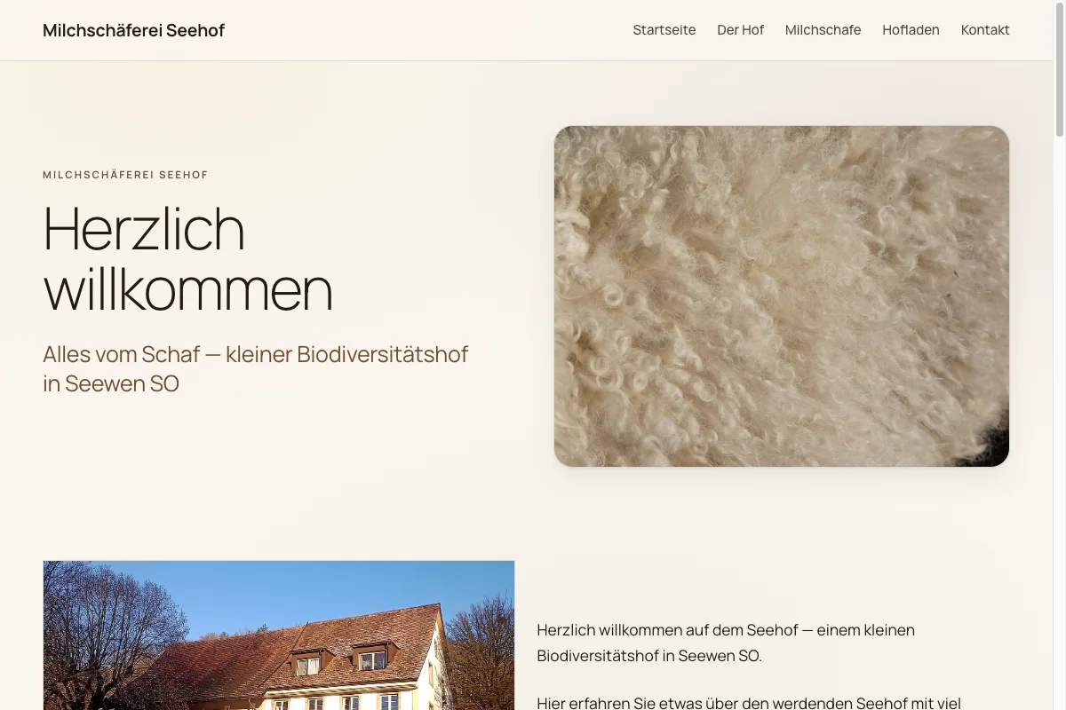 Die Startseite von seehof-seewen.ch: warmer Erdton, die grosse Überschrift «Herzlich willkommen» und ein Bild von heller Schafwolle.