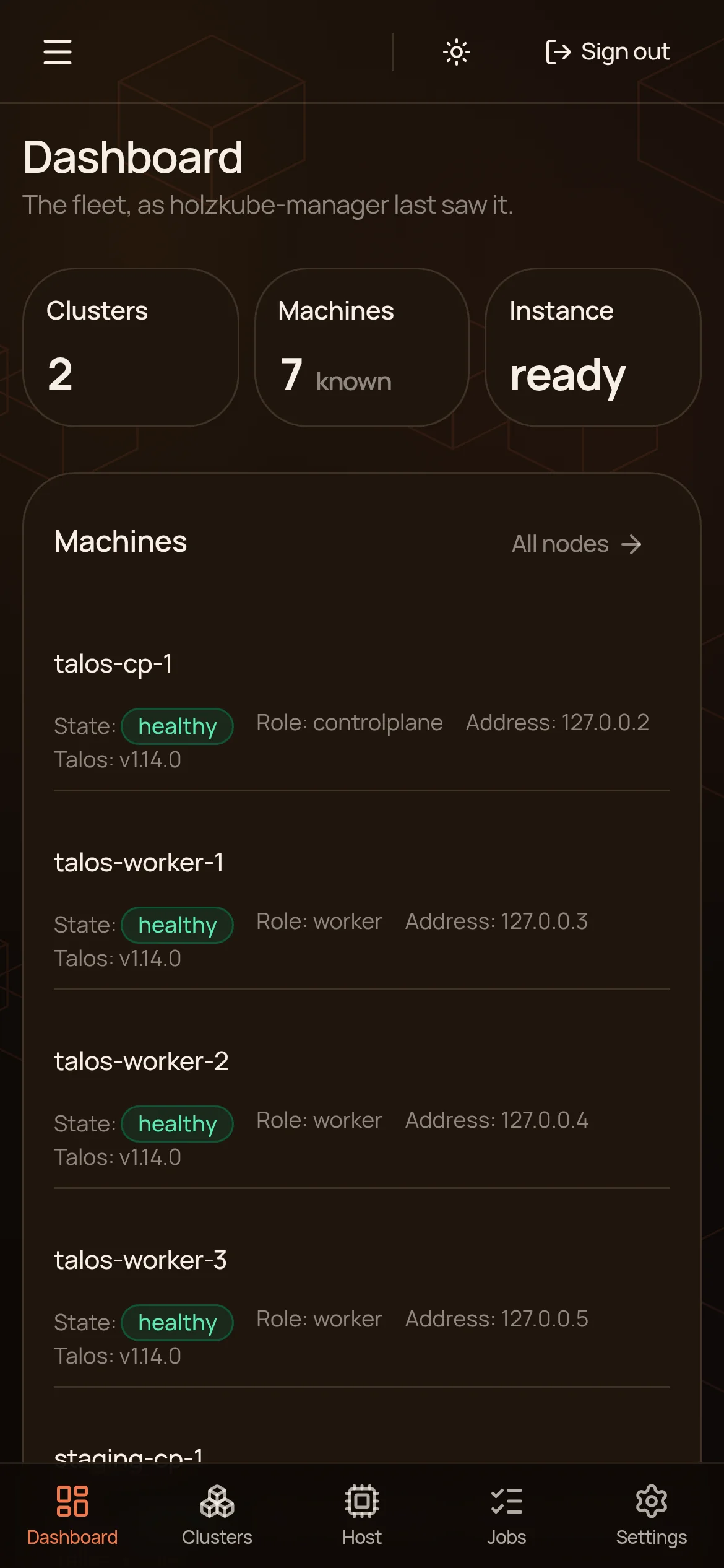 holzkube-manager auf dem Handy: das Dashboard mit den drei Karten Clusters, Machines und Instance in einer Reihe, darunter die Maschinenliste, und unten die Tab-Leiste mit Dashboard, Clusters, Host, Jobs und Settings
