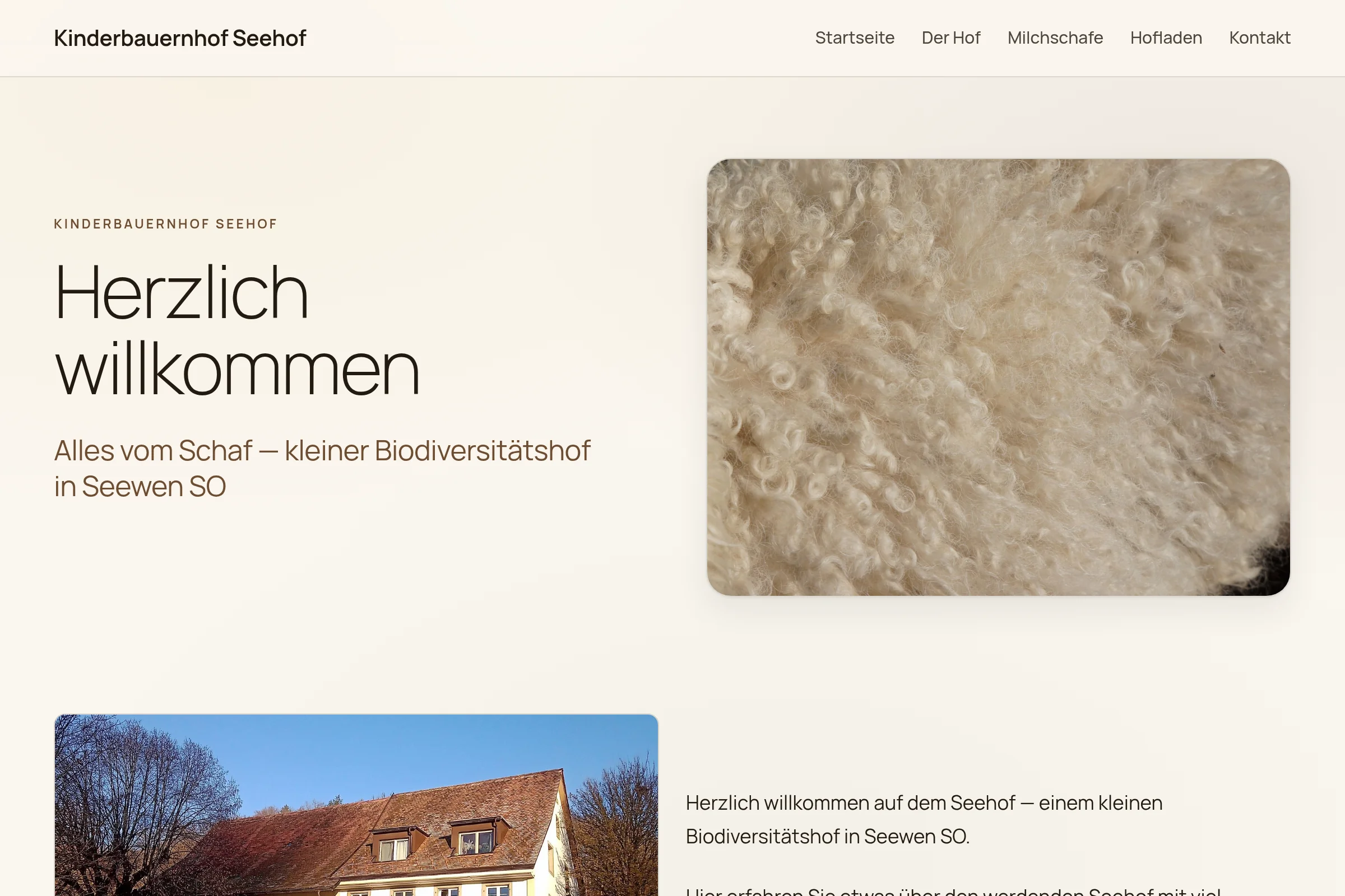 Die Startseite von seehof-seewen.ch: warmer Erdton, die grosse Überschrift «Herzlich willkommen» und ein Bild von heller Schafwolle.