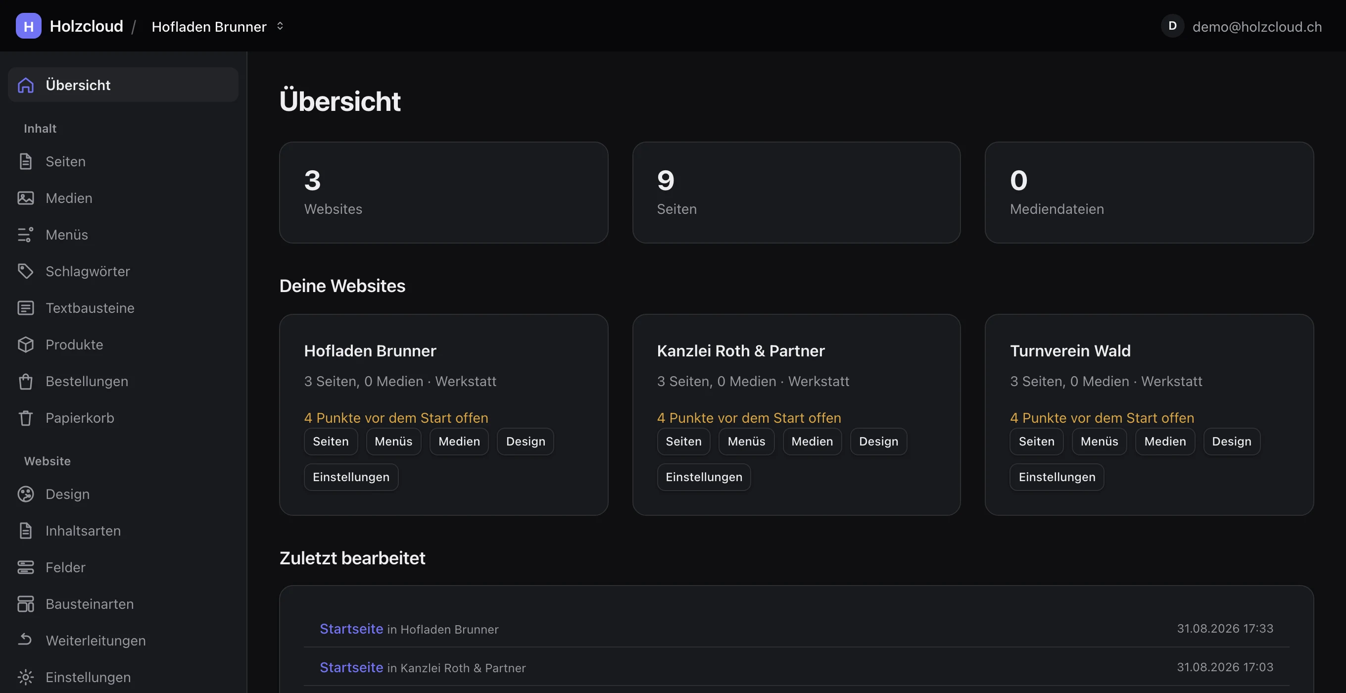 Die Übersicht von holzcloud-cms mit drei Websites, Seitenzahl und offenen Punkten je Auftritt.